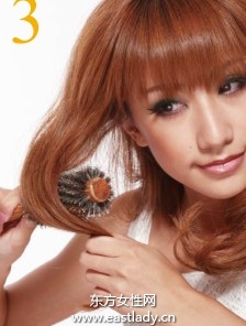 用卷發(fā)梳打理出蓬松卷發(fā)發(fā)型