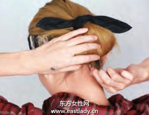 時(shí)尚頭巾的系法做運(yùn)動(dòng)風(fēng)美少女