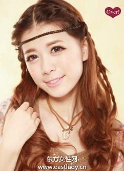 側(cè)蝎子辮卷發(fā)發(fā)型讓人眼前一亮