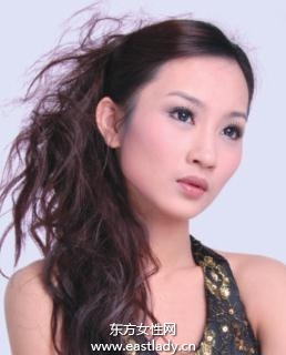 隨性卷發(fā)造型營造妖艷不媚俗酷感