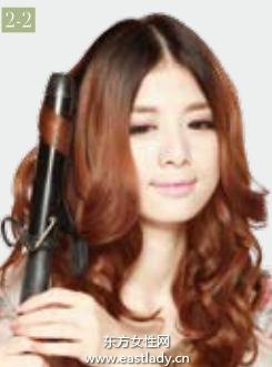 側(cè)蝎子辮卷發(fā)發(fā)型讓人眼前一亮