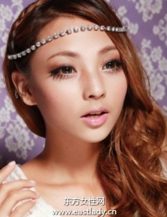 閃亮水鉆搭配交叉卷發(fā)時尚感十足