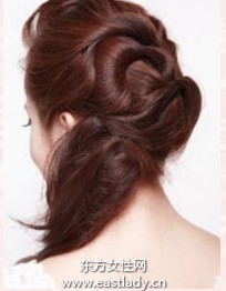 蓬松卷發(fā)塑造層次感呈現清爽印象