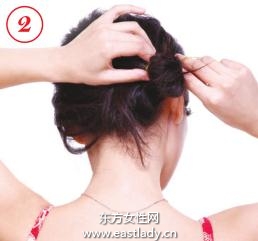 粉色花發(fā)夾打造迷人盤發(fā)發(fā)型