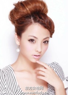 麻花辮式劉海突顯淡淡小女人味