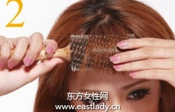 用卷發(fā)梳打理出蓬松卷發(fā)發(fā)型