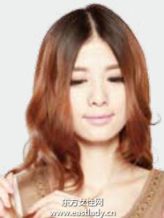 側(cè)蝎子辮卷發(fā)發(fā)型讓人眼前一亮