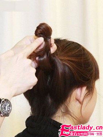 【盤發(fā)圖解】十分鐘搞定甜美韓式盤發(fā)造型