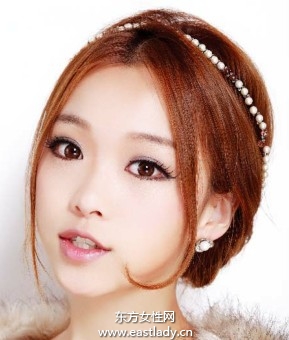 中分盤發(fā)發(fā)型很有公主范