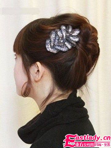 【盤發(fā)圖解】十分鐘搞定甜美韓式盤發(fā)造型