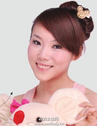 金黃色Mickey發(fā)夾打造時(shí)尚馬尾辮