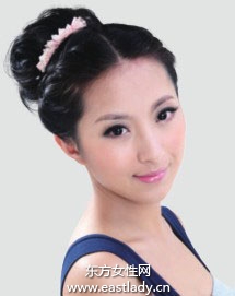 緊致雙蜈蚣辮穩(wěn)重增加親切感