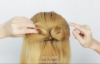 蝴蝶結(jié)的系法圖解打造氣質(zhì)名媛發(fā)型