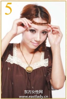 用劉海發(fā)束編出細(xì)細(xì)小辮子