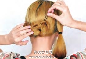 長發(fā)發(fā)型打造麻花辮使人更年輕