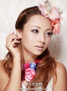 編發(fā)手法搭配微卷發(fā)尾打造清新感發(fā)型