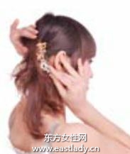 鵝黃色尖嘴夾搭配中長發(fā)透出嬌媚感