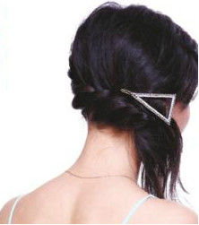 蓬松飄逸斜發(fā)發(fā)型設(shè)計(jì)給人驚艷的感覺