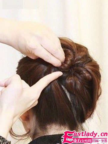 【盤發(fā)圖解】十分鐘搞定甜美韓式盤發(fā)造型