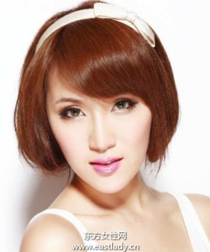 用麻花辮做出甜美短發(fā)造型