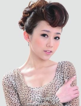 用發(fā)束打造時(shí)尚卷發(fā)造型