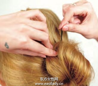 2013最新側(cè)花苞發(fā)型設(shè)計(jì)簡約不簡單