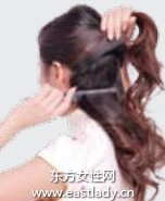 頭花+橡皮筋打造文靜靈動(dòng)淑女發(fā)型