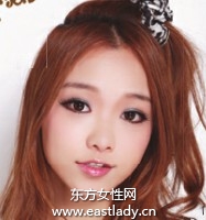 側(cè)梳麻花辮搭配皮繩讓活力風(fēng)情完美呈現(xiàn)