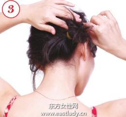 粉色花發(fā)夾打造迷人盤發(fā)發(fā)型