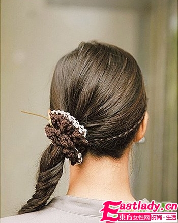 前額辮+側魚骨辮的發(fā)型編法圖解