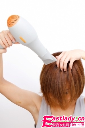 用卷發(fā)棒給短發(fā)卷發(fā)的方法