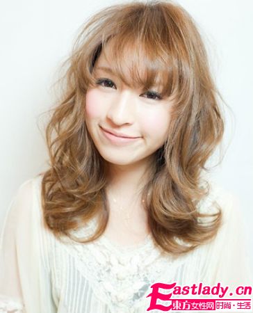 中卷發(fā)發(fā)型設(shè)計 打造完美小臉