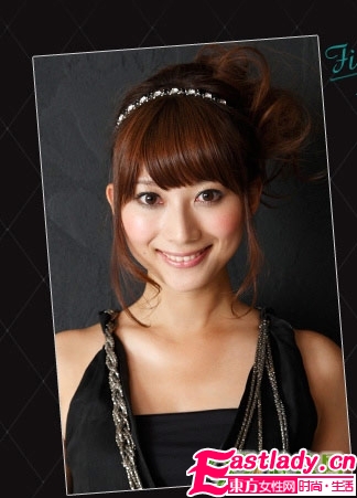 強(qiáng)薦 節(jié)日款靚麗發(fā)型DIY步驟圖解