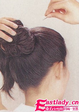 利用簡單馬尾發(fā)型 展現(xiàn)時(shí)尚活力