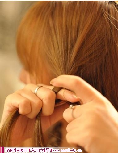 DIY韓式發(fā)箍編發(fā) 讓你散發(fā)獨(dú)特甜美魅力