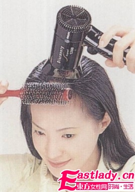 利用卷發(fā)梳打造時尚學(xué)生妹發(fā)型