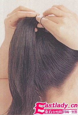 利用簡單馬尾發(fā)型 展現(xiàn)時尚活力