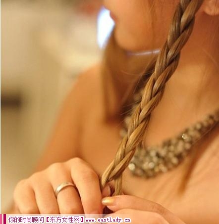 DIY韓式發(fā)箍編發(fā) 讓你散發(fā)獨特甜美魅力