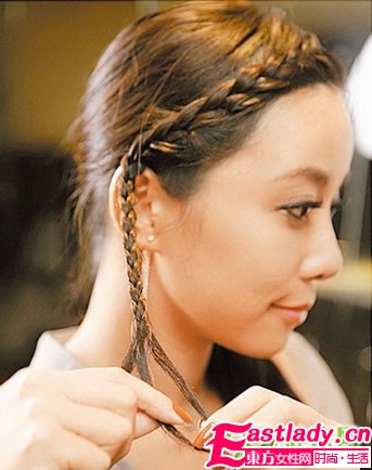 前額辮+側(cè)魚(yú)骨辮的發(fā)型編法圖解