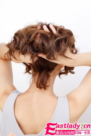 用卷發(fā)棒給短發(fā)卷發(fā)的方法