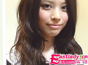 盛夏發(fā)型技巧 讓大餅?zāi)樧冃愿? style=