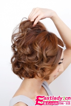 用卷發(fā)棒給短發(fā)卷發(fā)的方法