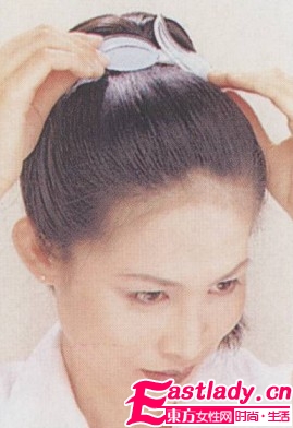 利用簡單馬尾發(fā)型 展現(xiàn)時(shí)尚活力