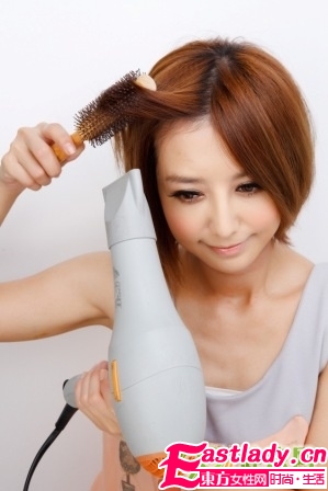 用卷發(fā)棒給短發(fā)卷發(fā)的方法