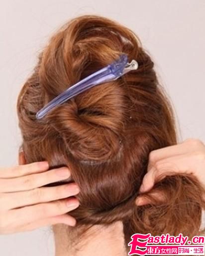 學(xué)習(xí)韓式盤發(fā)技巧 讓你輕松擁有靚麗發(fā)型