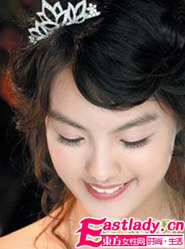 不同韓式盤發(fā)的頭冠搭配推薦