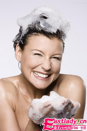 護發(fā)竅門 冷水洗發(fā)梢保持光澤