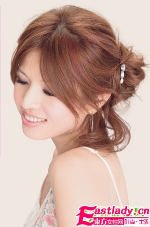 最具風(fēng)情韓式盤發(fā)步驟圖