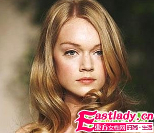 章子怡示范時(shí)尚甜美新娘發(fā)型