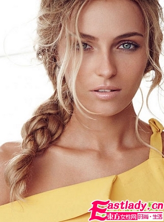 看女星玩轉(zhuǎn)各種辮子發(fā)型